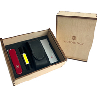 Фото Подарунковий комплект Victorinox Spartan Red 1.3603 + тріскачка + біти + ліхтарик + чохол